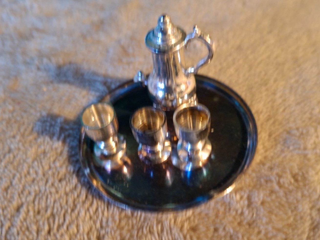 Case e mobili per bambole: Miniatur Samowar, 3 Bechern +Tablett versilbert, Puppenhaus – Usato da Otelfingen venduto da silver-moon