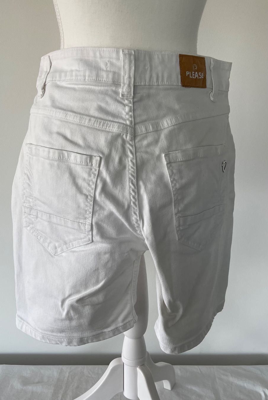 Please Jeans Hosen: Weisse Jeans Shorts von Please, Grösse S – Gebraucht aus Weiningen ZH von san_7hsm 2