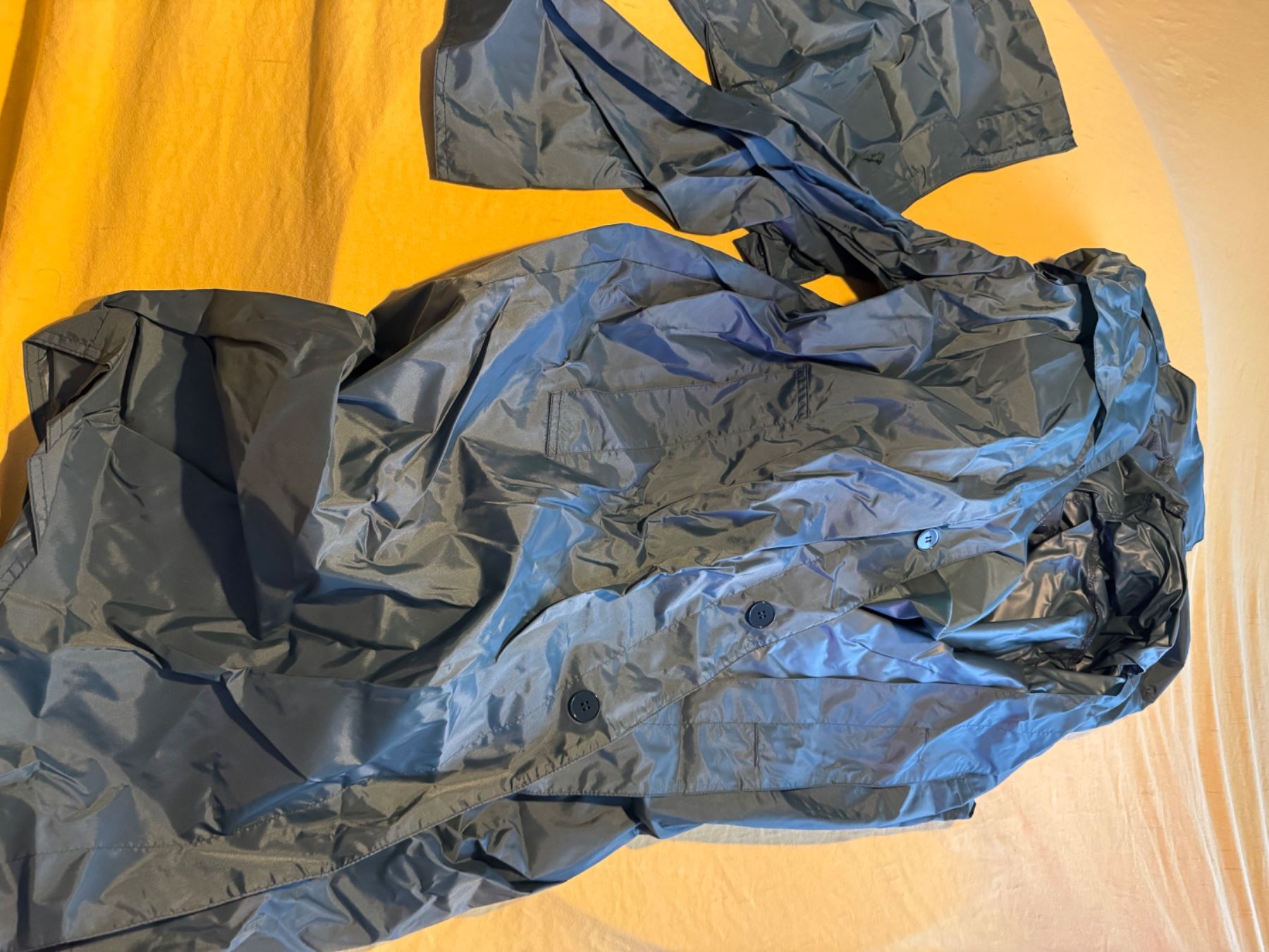 Cappotti: Schweizer Armee - Regenmantel mit separater Kapuze – Usato da Ostermundigen venduto da Gummibaerli63 2