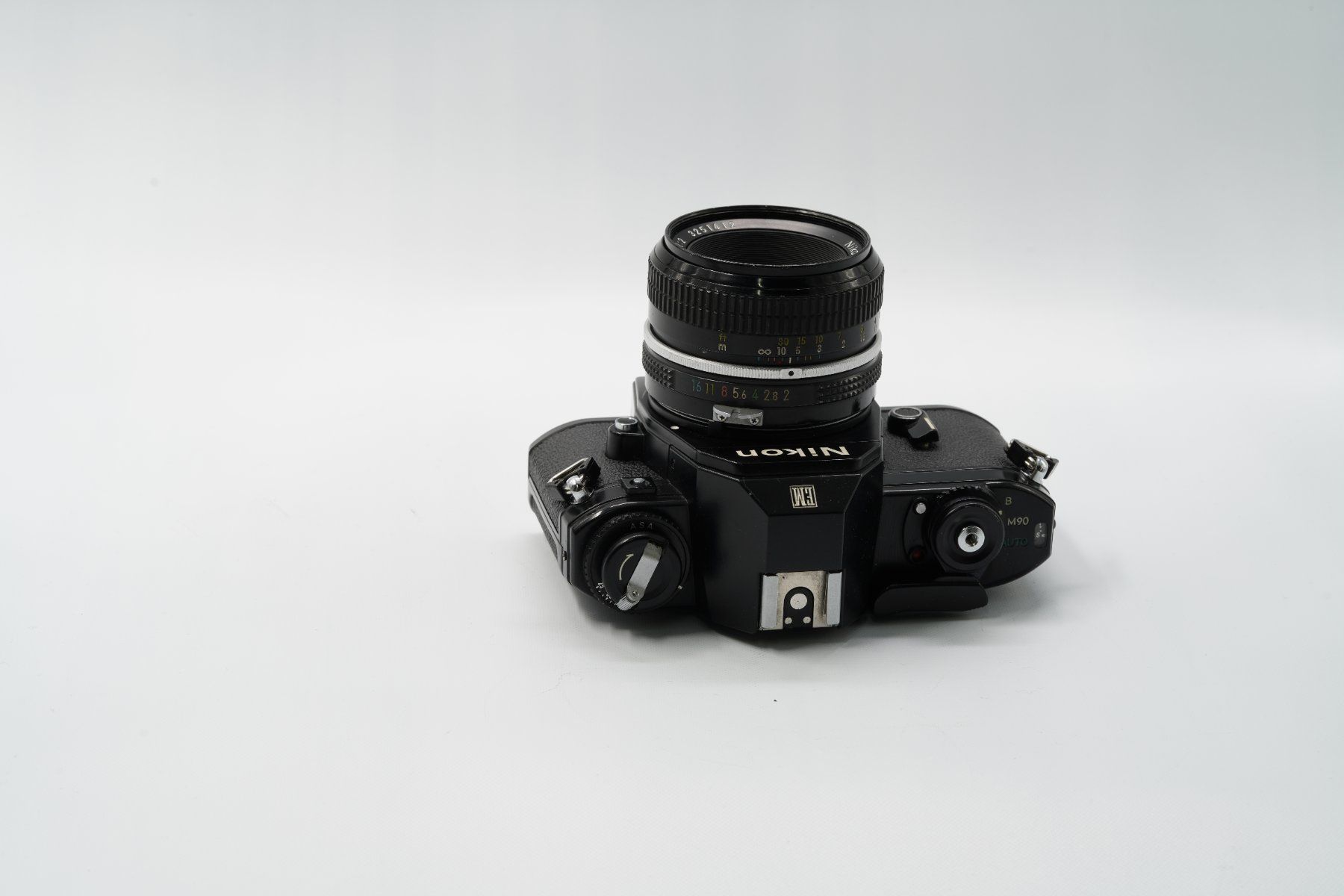 Nikon Fotocamera: Nikon EM Spiegelreflexkamera mit 50mm Objektiv – Usato da Galgenen venduto da Fmg 3