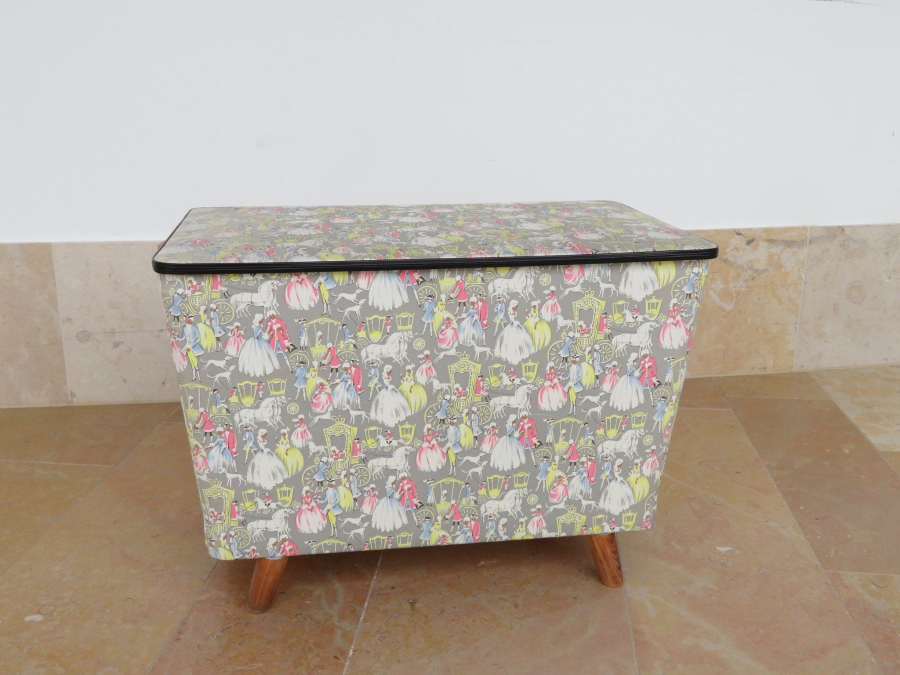 Cassapanche: Vintage Truhe mit dekorativem Muster – Usato da Reinach BL venduto da WBZ-Flohmarkt