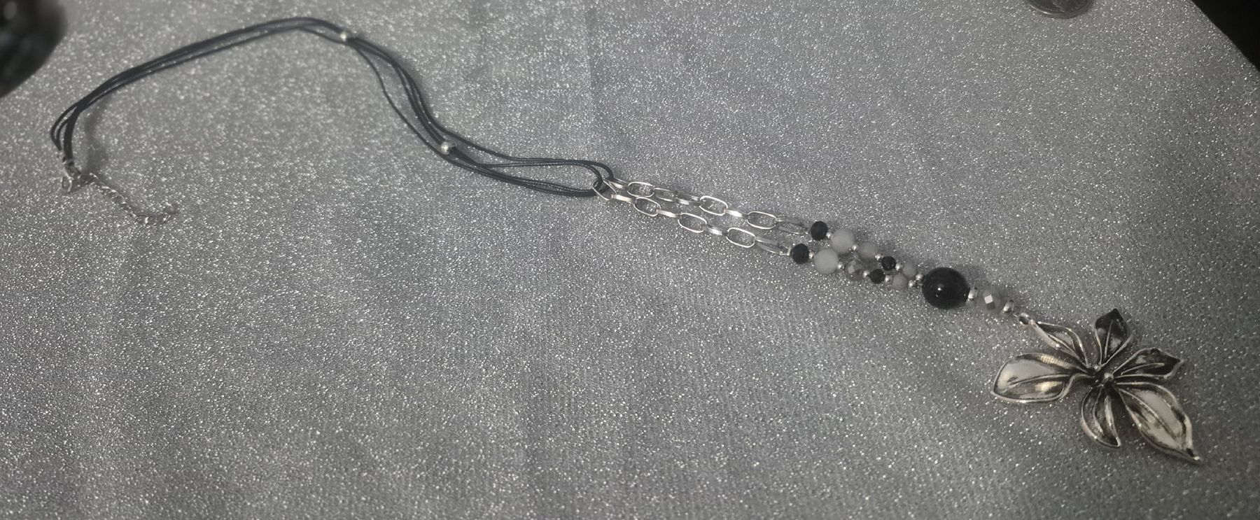 Catenine: Collana lunga con ciondolo fiore argento e perle nere – Nuovo (secondo la descrizione) da Giubiasco venduto da Stefaniav 4
