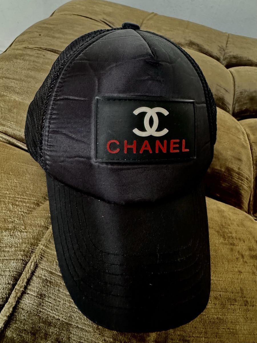 Copricapi, berretti & cappellini: CHANEL Kappe Netz Riemenverschluss schwarz Polyester Baumwol – Usato da Kilchberg ZH venduto da Suisse500