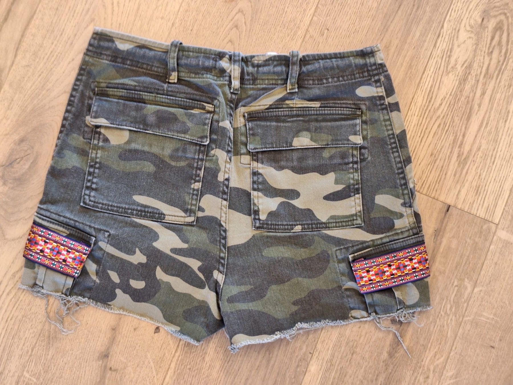 Zara Pantaloni: Short kaki avec broderies Zara – Usato da Genève venduto da bha_jcf5 1