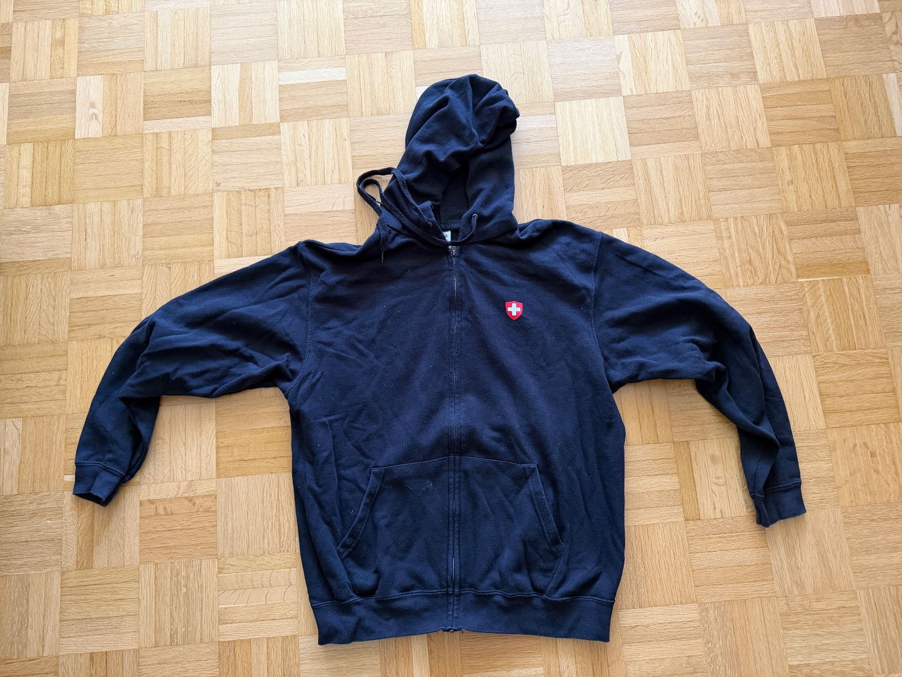 Maglioni & Felpe: Schwarze Kapuzenjacke mit Schweizerkreuz – Usato da Riehen venduto da Kpl_Oberloescher 1