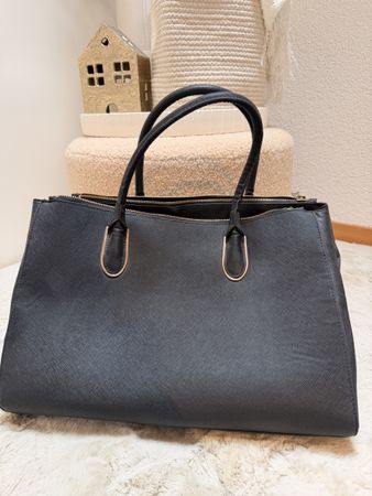 Schwarze Handtasche in Lederoptik