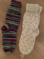 Zwei Paar handgestrickte Wollsocken bunt beige neu