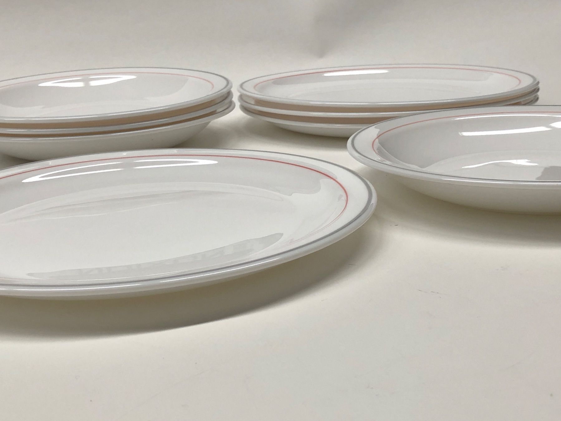 Geschirrsets: Teller Set 8-teilig - Arcopal - weiss mit Farbrand – Neu (gemäss Beschreibung) aus Bergdietikon von Garak 2