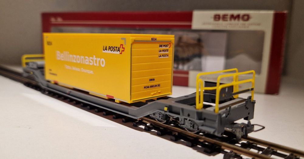 RhB Tragwagen Sbk-v 7705 mit Post "Bellinzonastro", Bemo HOm 2