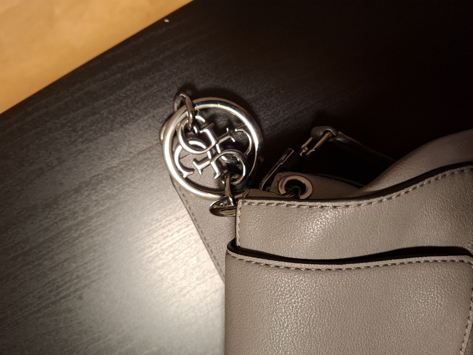 Guess Borse da donna: GUESS Handtasche grau - neuwertig – Nuovo (secondo la descrizione) da Lütisburg venduto da amerika123 2