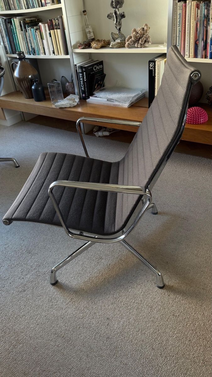 Vitra Poltrone: Vitra Eames EA124 Lounge Chair – Usato da Basel venduto da lau_j25k 3