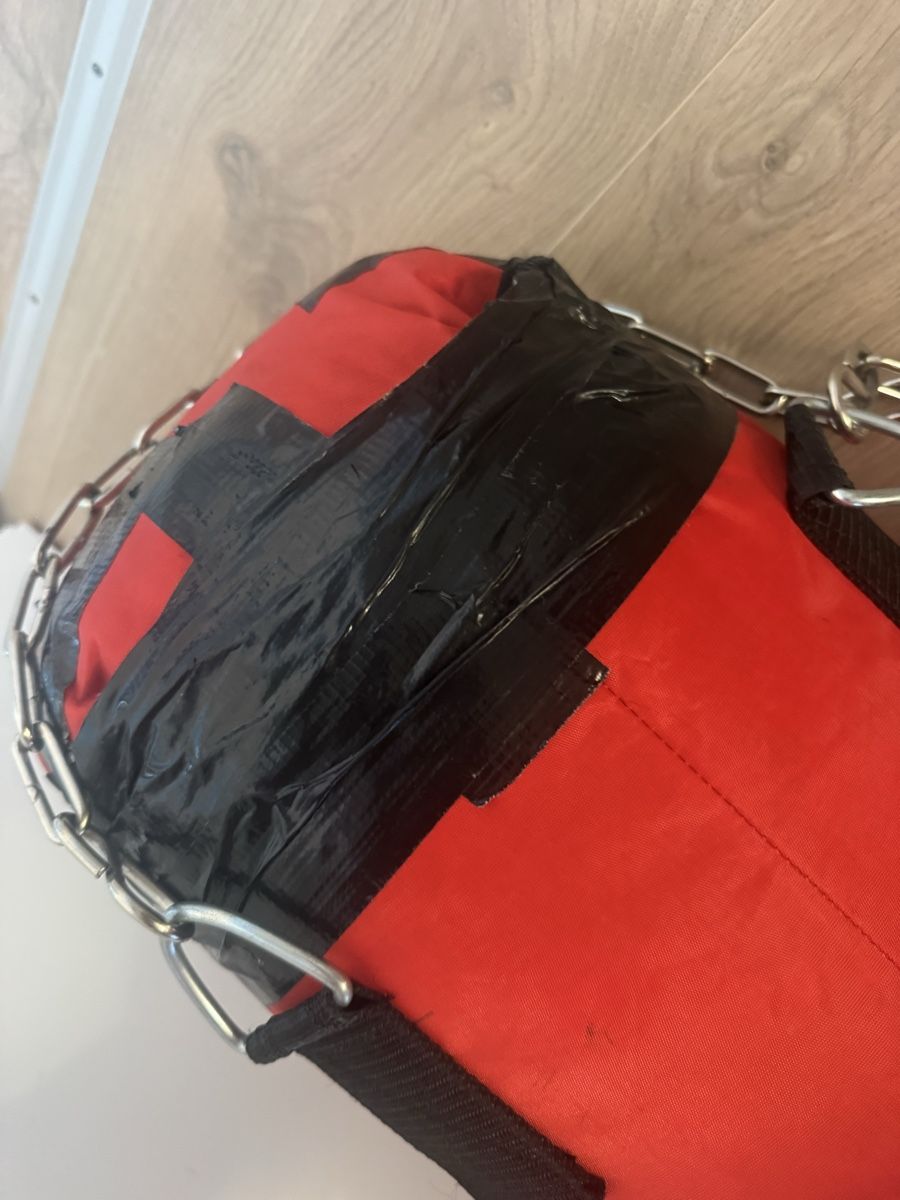 Boxsäcke: "Defekter" Boxsack inkl. Boxhandschuhe Knockout – Gebraucht aus Oetwil am See von Manu_8618 2