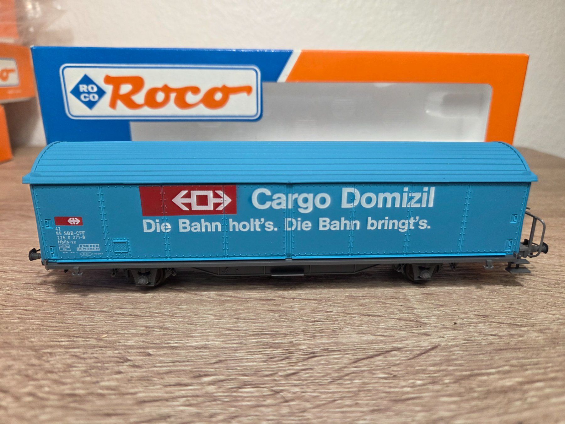 Roco Modellini di ferrovie: Roco 291034 Güterwagen Cargo SBB H0 – Nuovo e nell'imballaggio originale da St-Aubin-Sauges venduto da Lo_Go