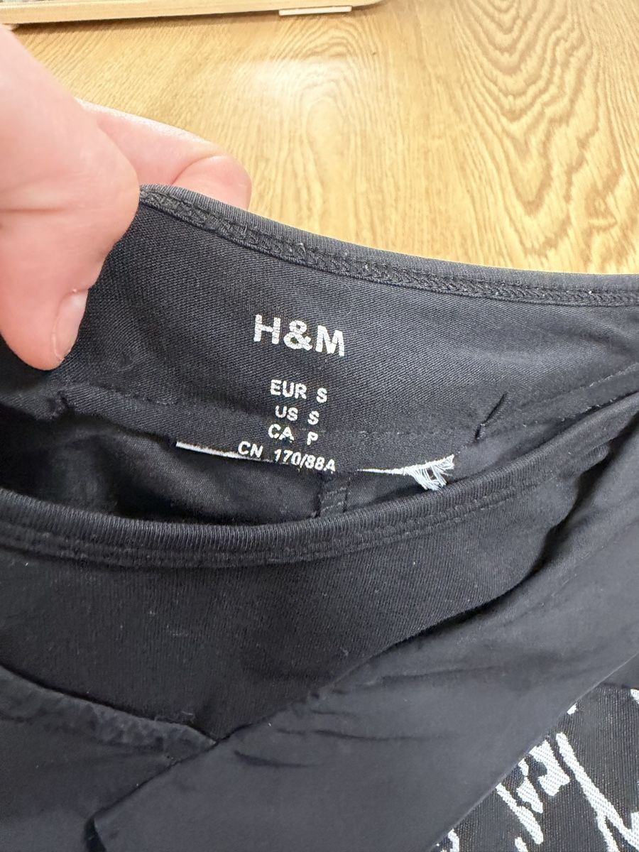 H&M Camicette: Unique H&M Black Shirt Size S Long Sleeve Script Detail – Usato da Knonau venduto da Grapesvintage 4