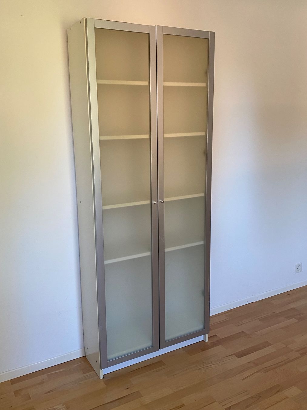 Schränke: Schrank Glasfront – Gebraucht aus Bern von TiSto