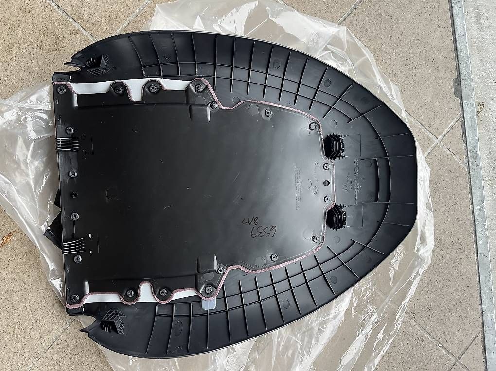 Tutti pezzi di ricambio auto: Neue Sitzverkleidung Tesla Model 3 – Usato da Gränichen venduto da Xbertone 1