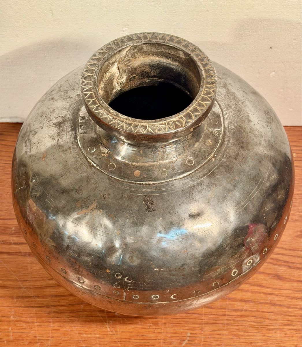 Vasen & Gefässe: Vintage Hammered Metal Pot - Unique Decorative Piece – Gebraucht aus Lausanne von artnouveau04 2
