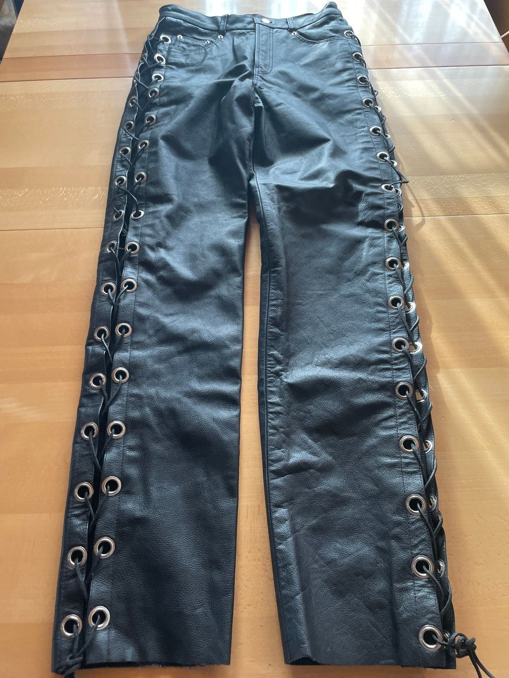 Pantaloni: Schwarze Echt-Lederhose mit Schnürung, Grösse 32 – Usato da Affeltrangen venduto da Mowgli_123