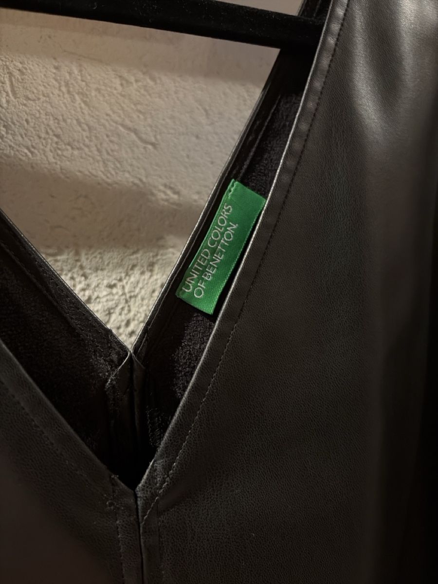 Benetton Vestiti: Robe NEUVE Benetton effet cuir noir taille M – Nuovo (secondo la descrizione) da Evionnaz venduto da kat_nv9f 1
