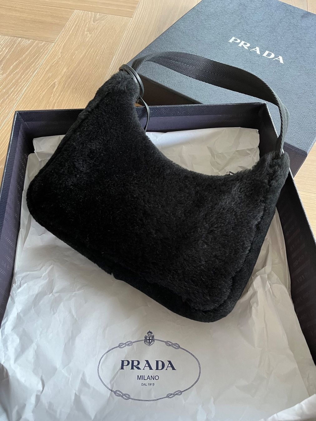 Prada Borse da donna: Prada Re-Edition Bag (shearling schwarz) – Nuovo (secondo la descrizione) da Thalwil venduto da kirakirashop 1