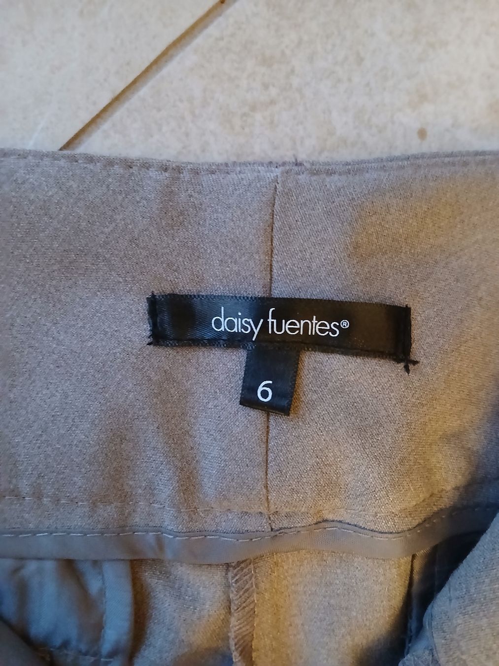 Pantaloni: Daisy Fuentes Sommerhose, grau Gr. 6 – Usato da Liestal venduto da piperpa 1