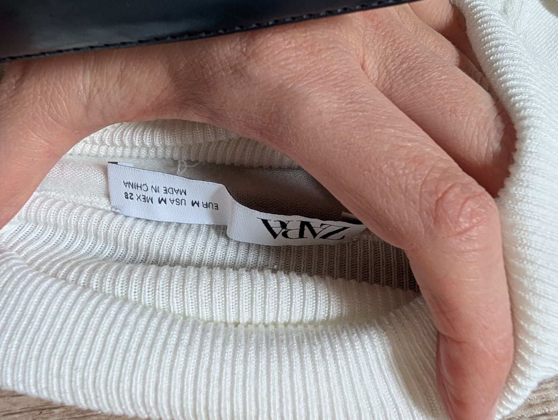Zara Pulls & Sweat-shirts: ZARA white turtleneck with short sleeveM – D'occasion à Zermatt par msz_nb9h 1