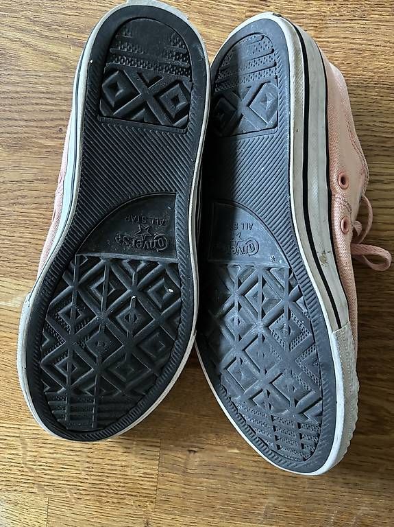 Scarpe da donna: Neuwertige Damen-Converse – Usato da Bäretswil venduto da Vanessia 1
