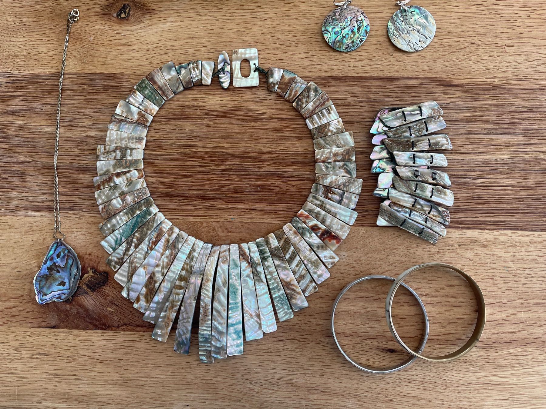 Sonstiger Schmuck: Schönes Perlmutt-Schmuckset - Topzustand! – Gebraucht aus Fidaz von KunstsammlerGR60
