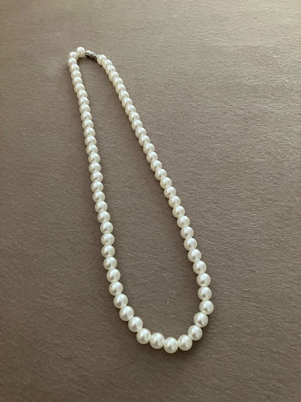 Catenine: Eleganter Modeschmuck, weisse Perlen Imitations Kette, 45 cm – Nuovo (secondo la descrizione) da Affoltern am Albis venduto da Dlotti