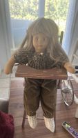 Vintage Puppenhochstuhl mit alter Stoffpuppe