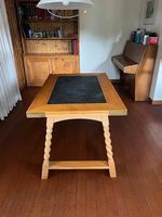 Holztisch mit Schieferplatte und Schrank