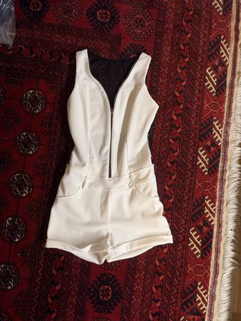 Damen Playsuit weiss schwarz mit Spitze Reissverschluss
