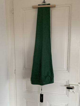 AKRIS: OVP/Neue grüne Designer-Hose mit Etikette NP 695, 36
