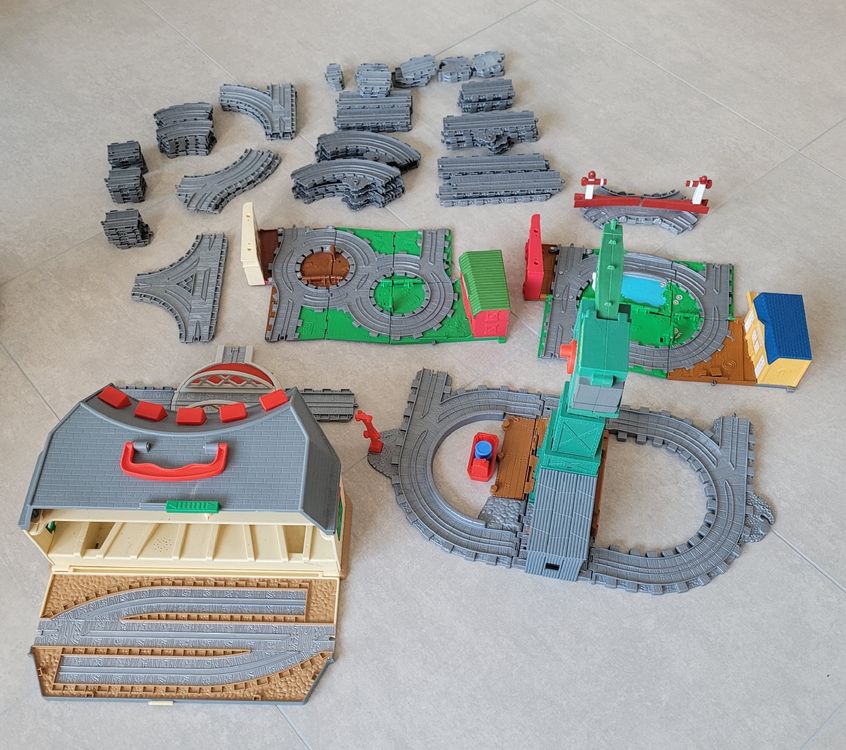 Thomas Le Petit Train T0211 Miniature Vehicle with Rail and Thomas Bridge