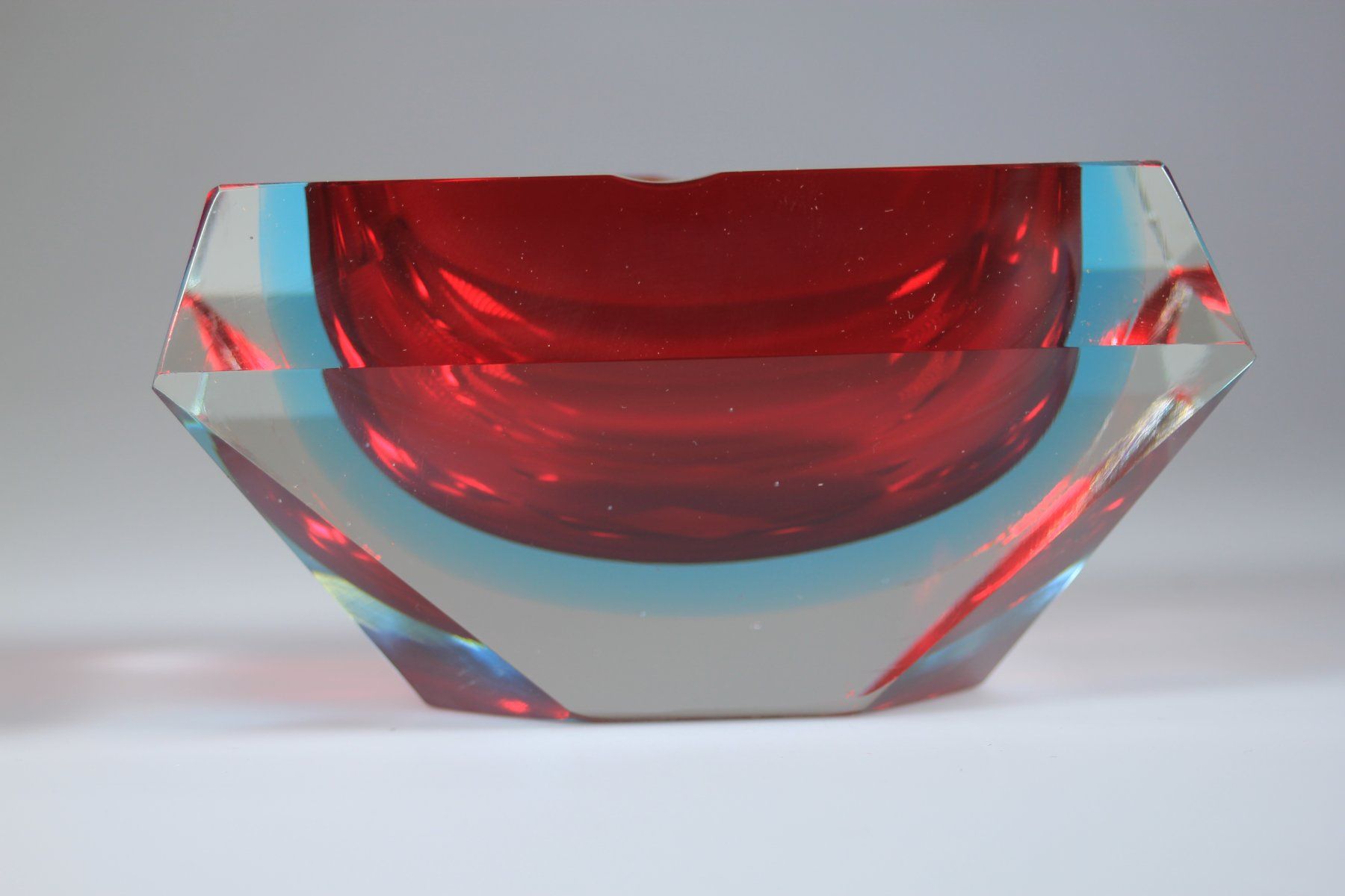 Murano Aschenbecher: Murano Sommerso Glas Aschenbecher – Gebraucht aus Basel von IRMAundFRED 1