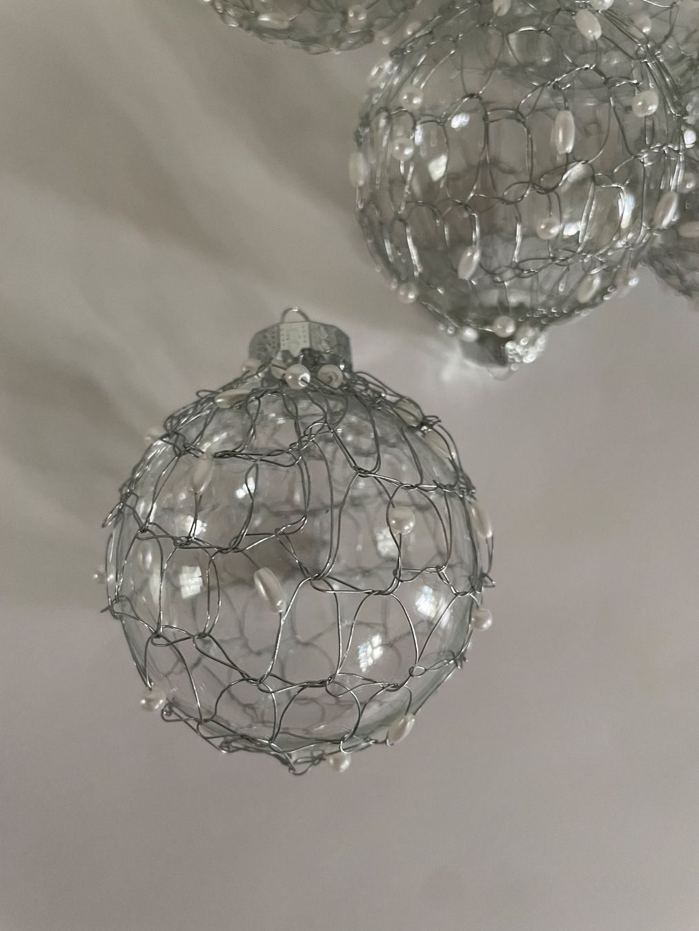Alle Dekorationen: 8 Weihnachtskugeln aus Glas, mit Perlen weiss – Gebraucht aus Cham von 2eye