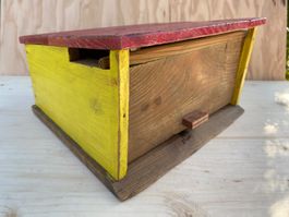 schöne alte Holzgarage Kinderspielzeug