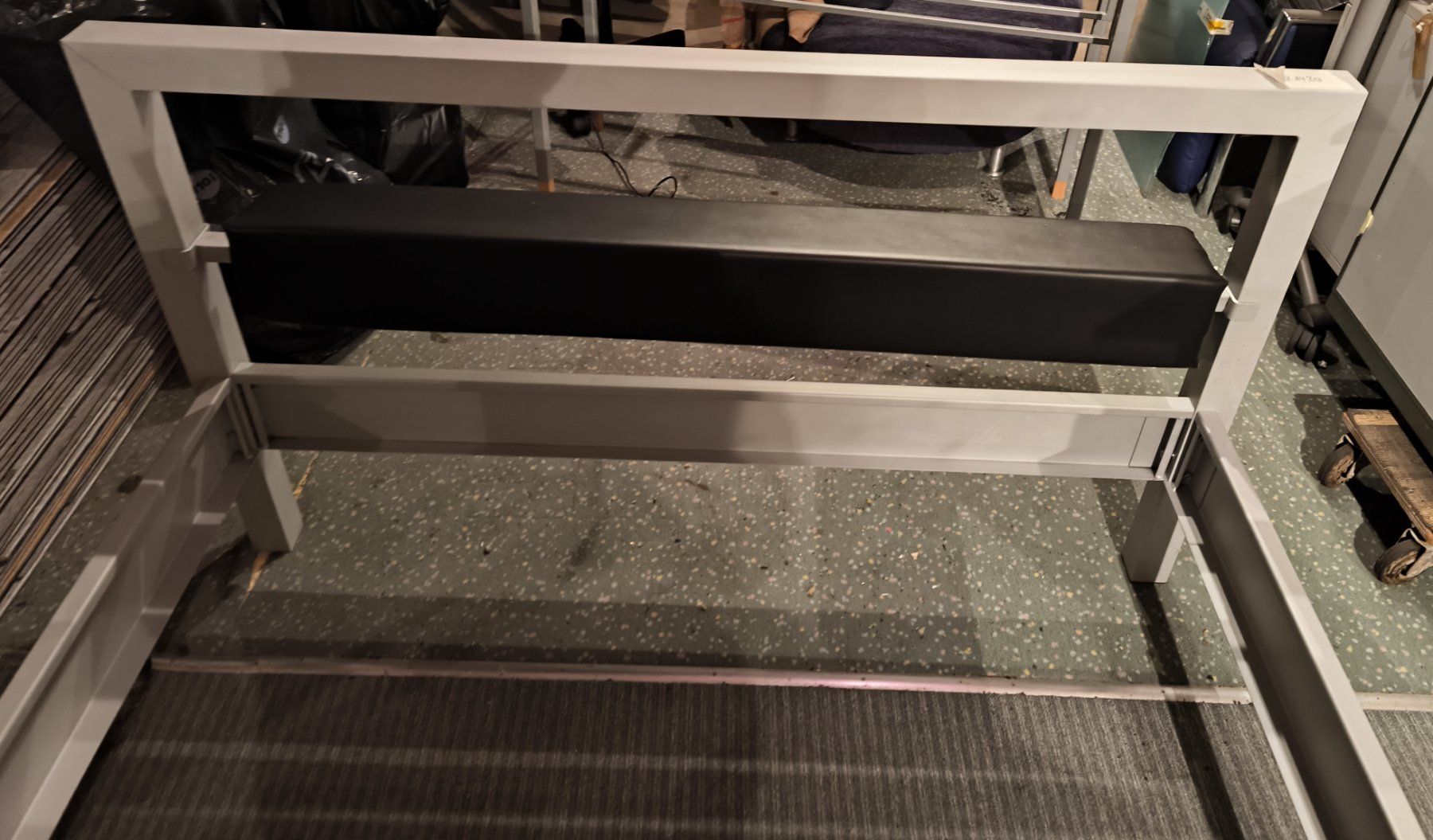 Letti: Bett Metall mit Kunstleder Kopfteil – Usato da Rorschacherberg venduto da snOOpydOg11 2