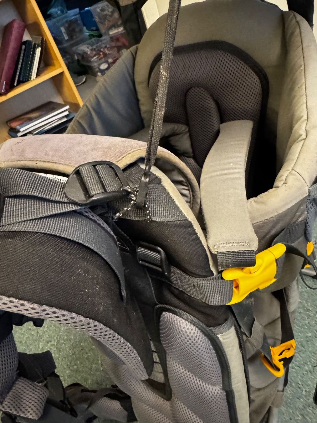 Deuter Marsupi portabebè: Deuter Kid Comfort II Kindertrage – Usato da Obfelden venduto da Poepjes 4