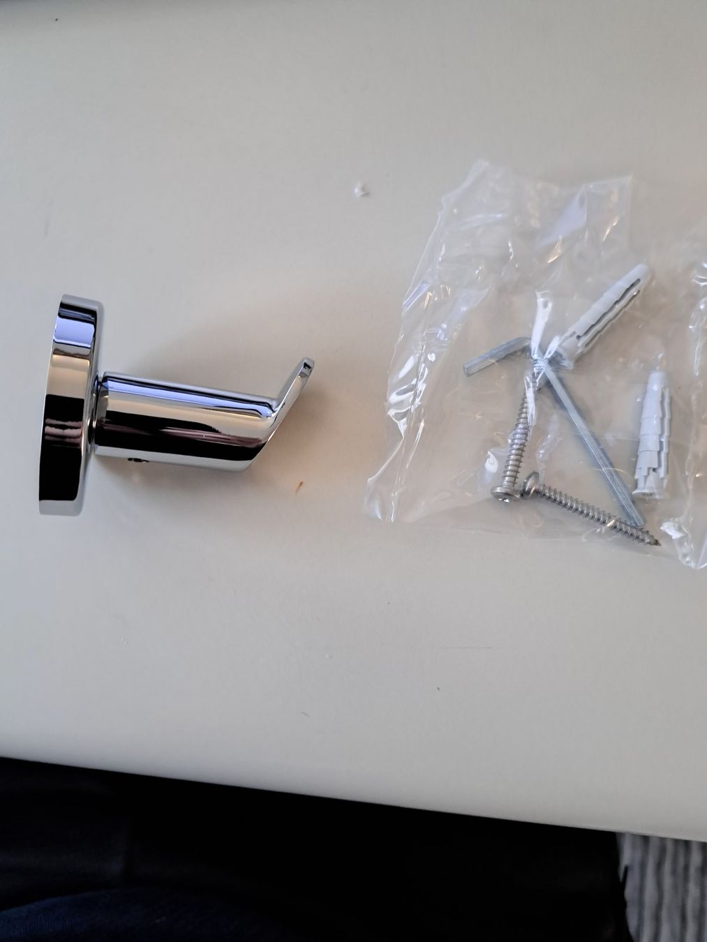 Eisenwaren: Evenes Plaza Kleiderhaken – Neu und originalverpackt aus Tegerfelden von Spick67
