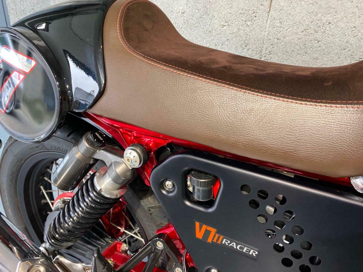 Moto Guzzi Alle Motorradersatzteile: Moto Guzzi V7 Sattel Braun Sitzbank mit Soziusabdeckung – Gebraucht aus Zürich von Design_Studio 2