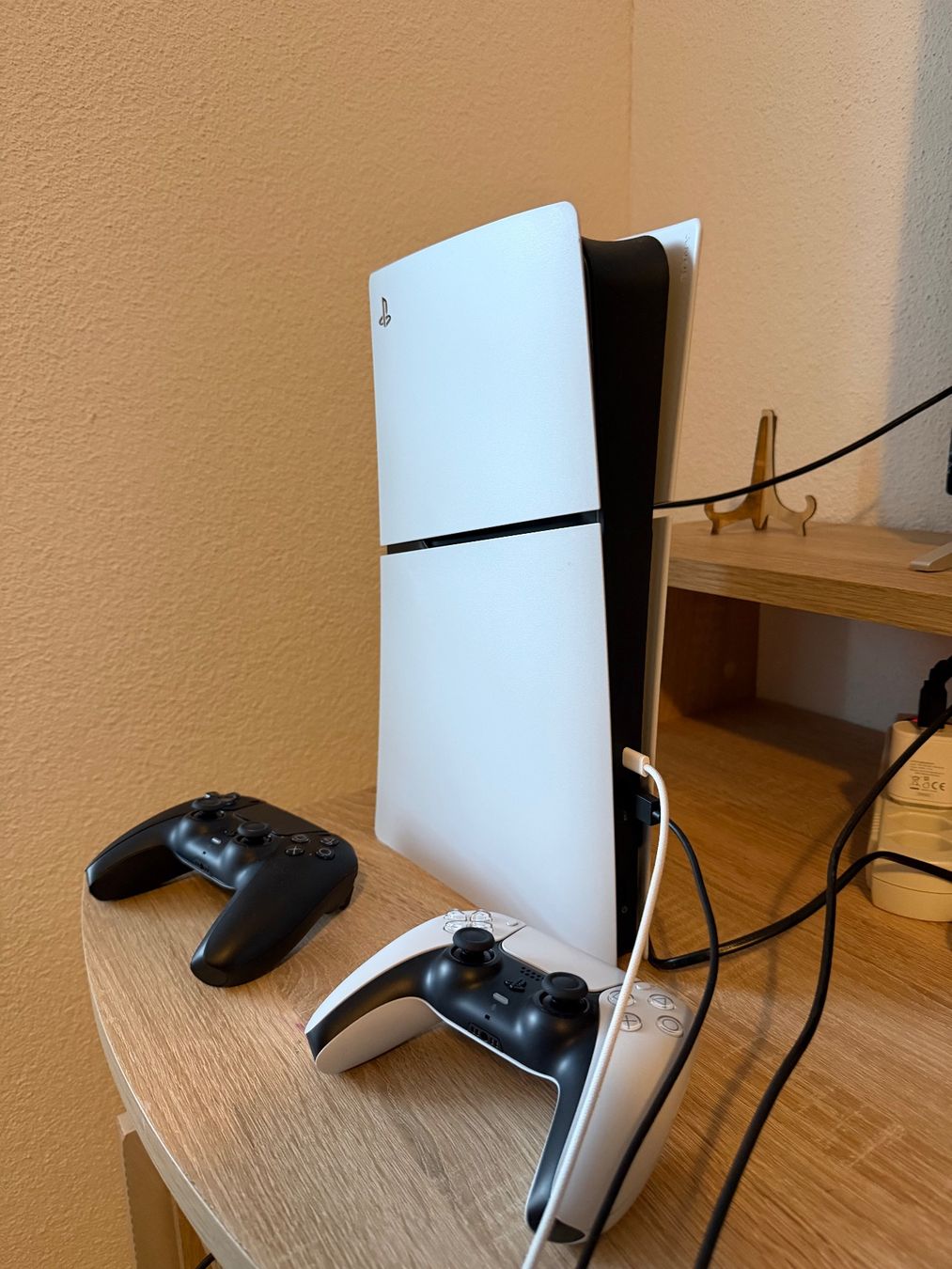Sony Console: Ps5 Digital Edition mit 2 Controller – Nuovo (secondo la descrizione) da Wohlen AG venduto da kin_yq7d