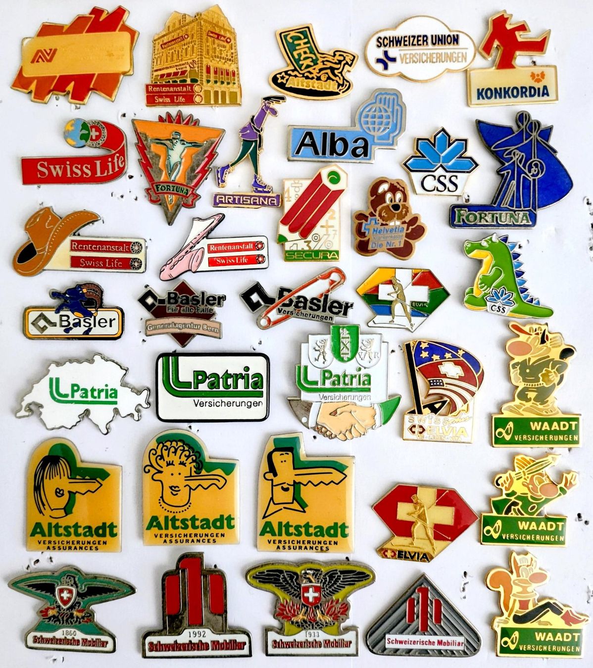 Placchette & Badge: 35 Pins diverse Versicherungen – Usato da Pfäffikon ZH venduto da Colacity