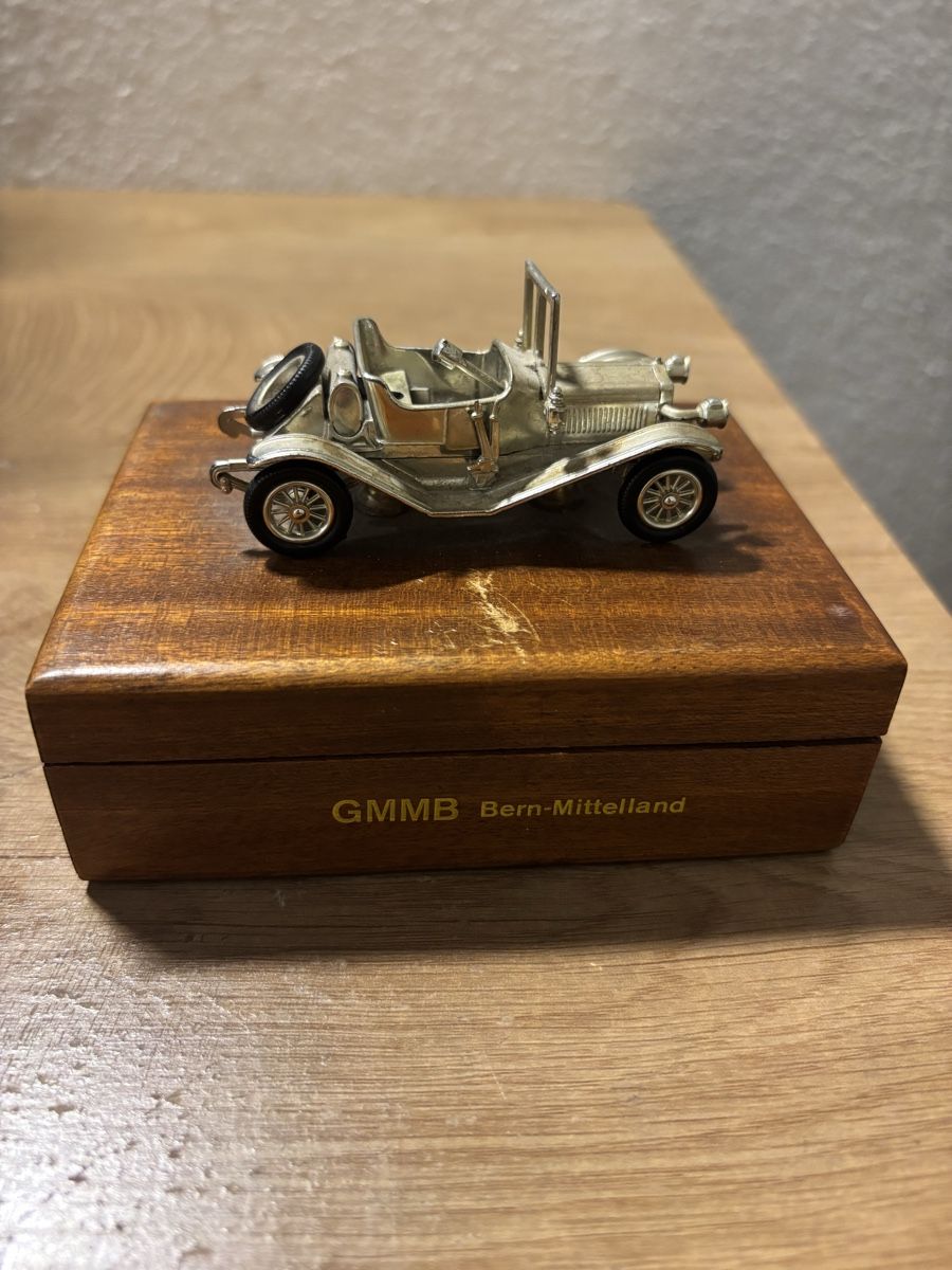 Voitures modèles: Antike Holzbox mit Oldtimer Metallfigur – D'occasion à Orpund par BlackEagel80 1
