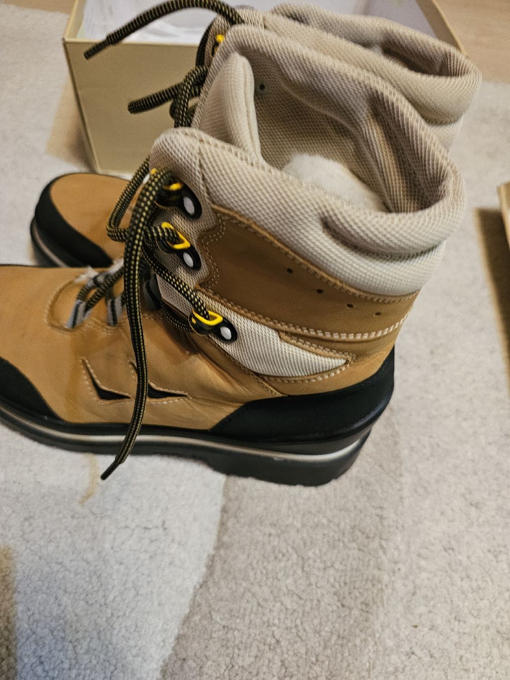 Scarpe da donna: Winterstiefel aus Leder mit Lammfell – Usato da Wettswil venduto da Alena.RR 1