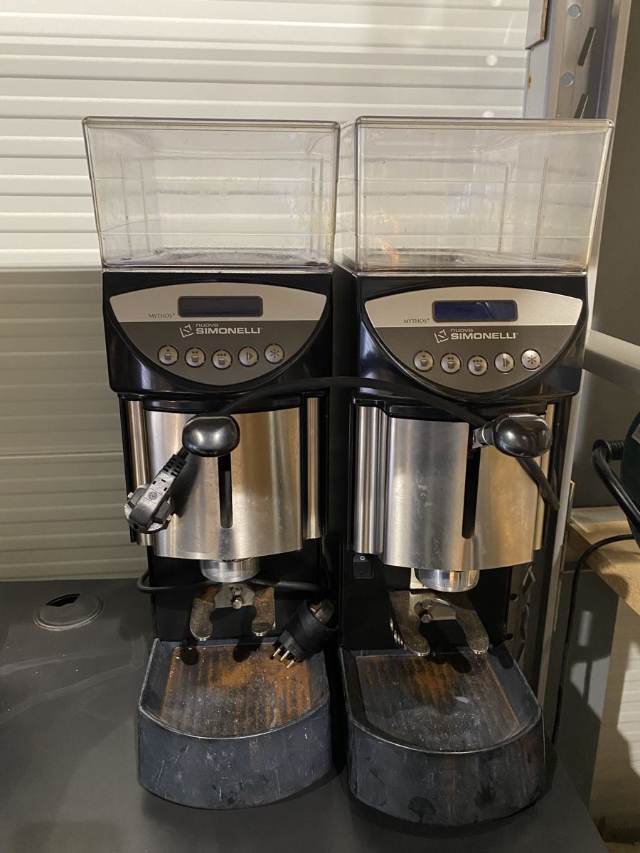 Cimbali Machines à café & Machines à expresso: La Cimbali Espressomaschine & 2x Mühlen Simonelli – D'occasion à Brunnenthal par NTGMBH 2