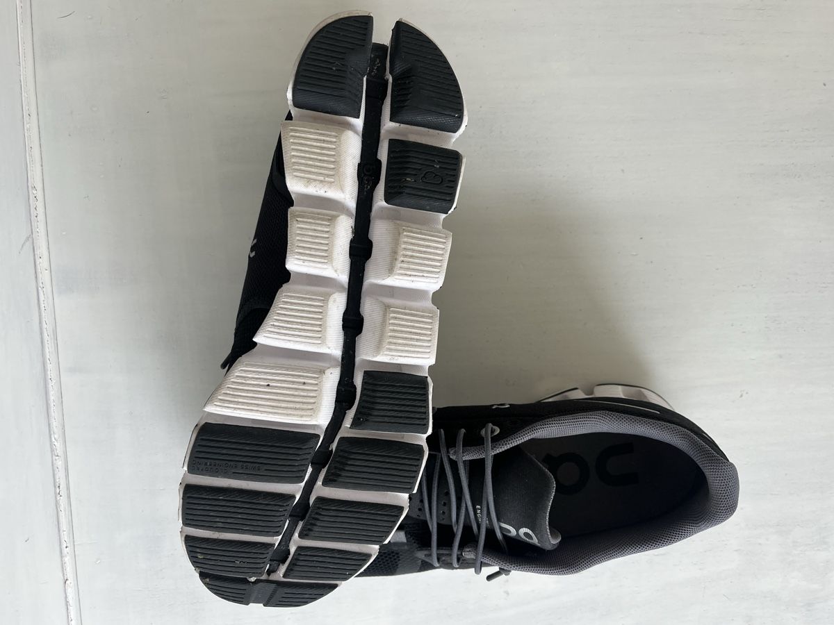 Damenschuhe: Neuwertiger ON Laufschuh – Gebraucht aus Stäfa von Korfos1 2