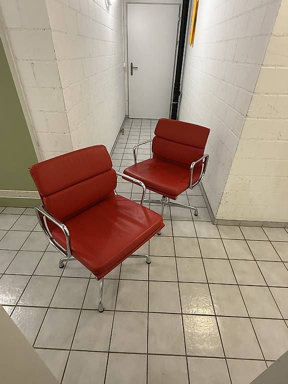 Vitra Stühle: 2x Vitra Eames Soft Pad Chair EA 208 Rot – Gebraucht aus Frauenfeld von Elooooo