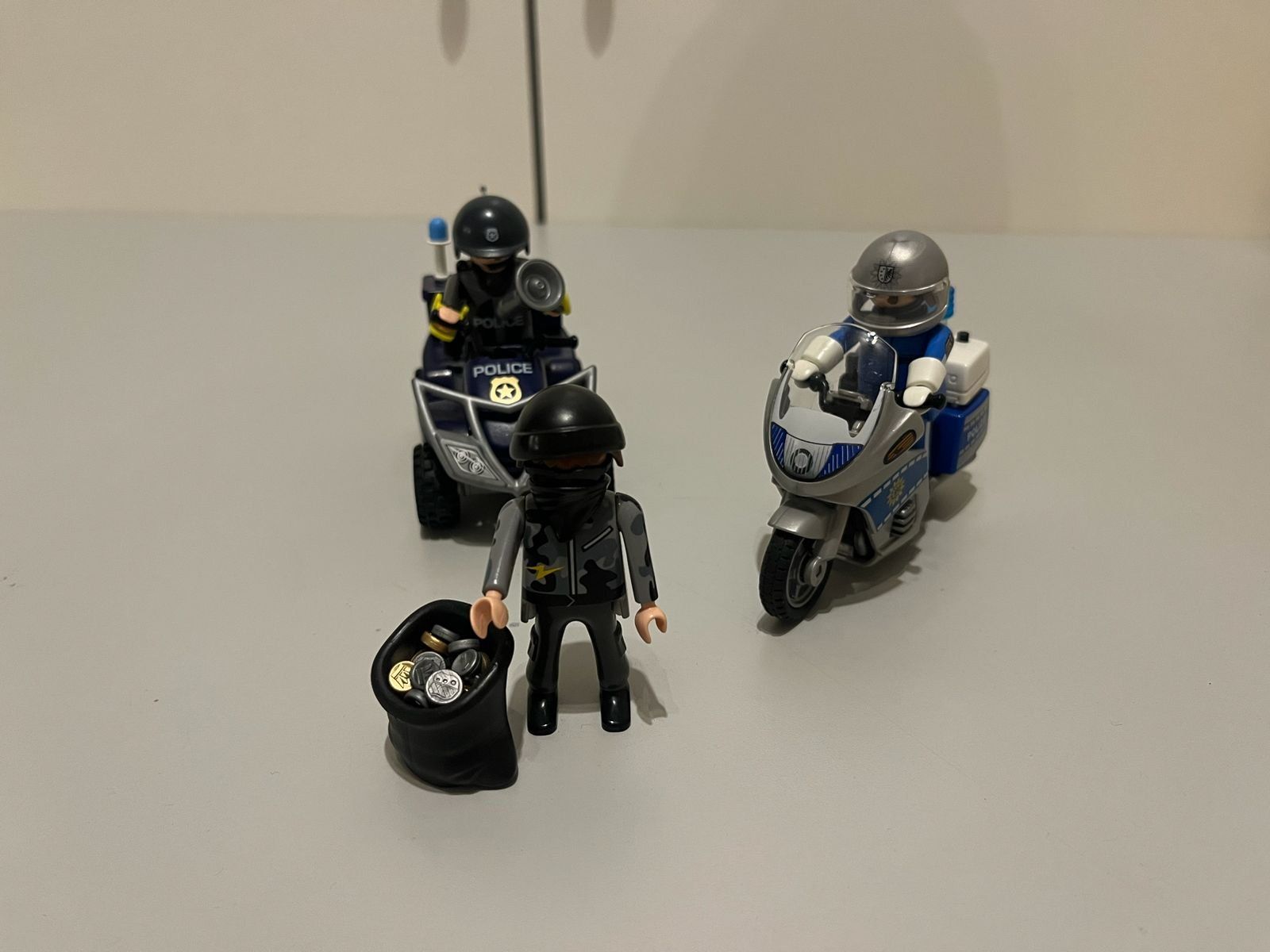 Playmobil Giocattoli: PLAYMOBIL Polizei-Set mit Motorrad, Quad & Einbrecher – Usato da Uffikon venduto da gabu06 2