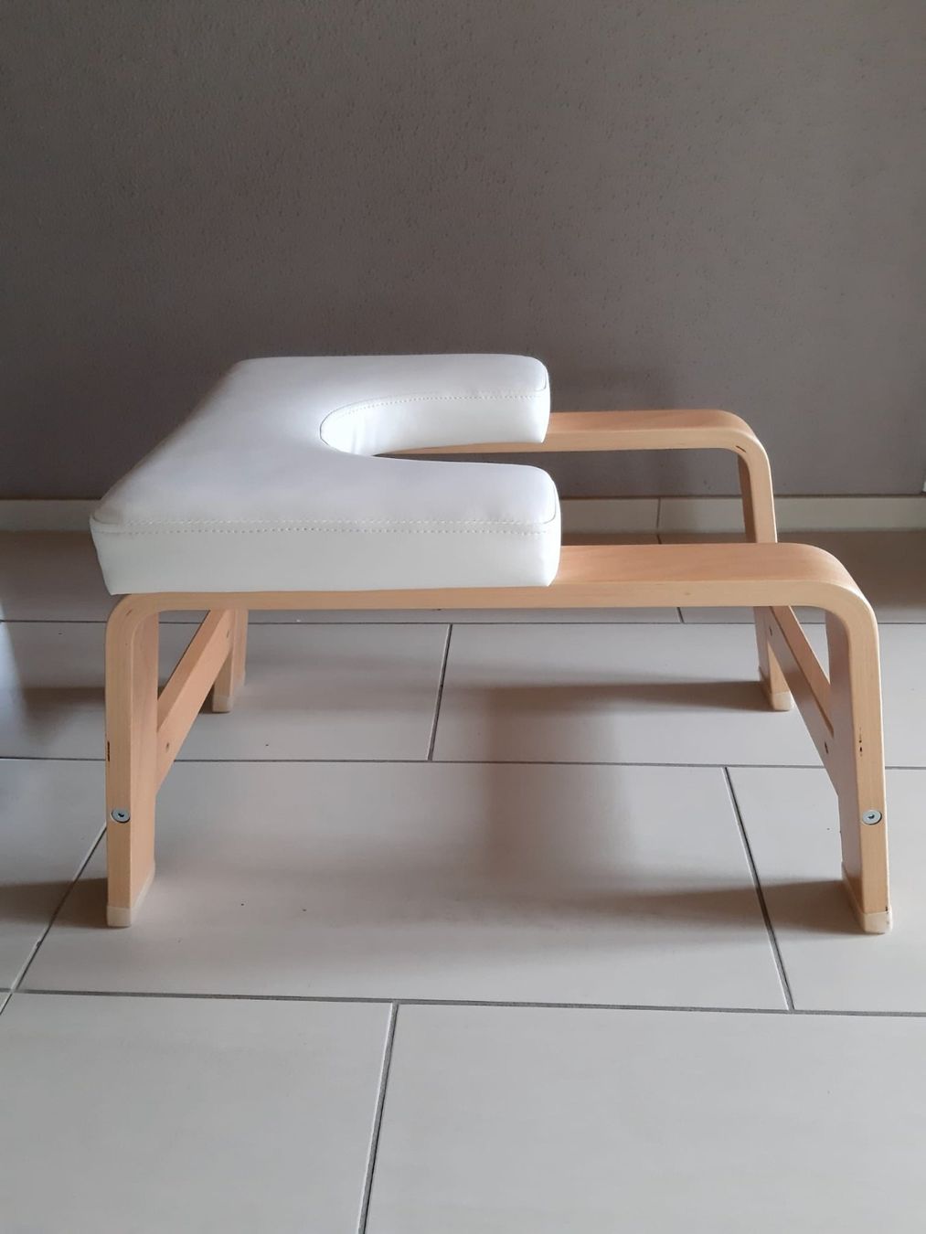 Hocker: Kopfstandhocker Yoga "feetup" weiss – Gebraucht aus Sarnen von Obwaldnerfrau